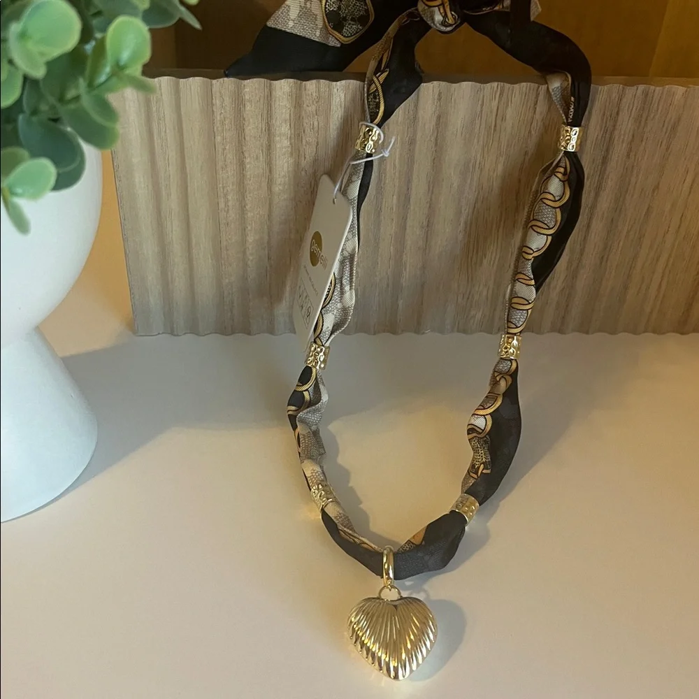 NWT❤️GORGEOUS GOLD HEART EQUESTRIAN SCARF NECKLACE Gemelli - Picture 1 of 5